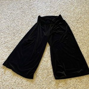 NINETY VELVET LIKE BLACK WIDE LEG CAPRI